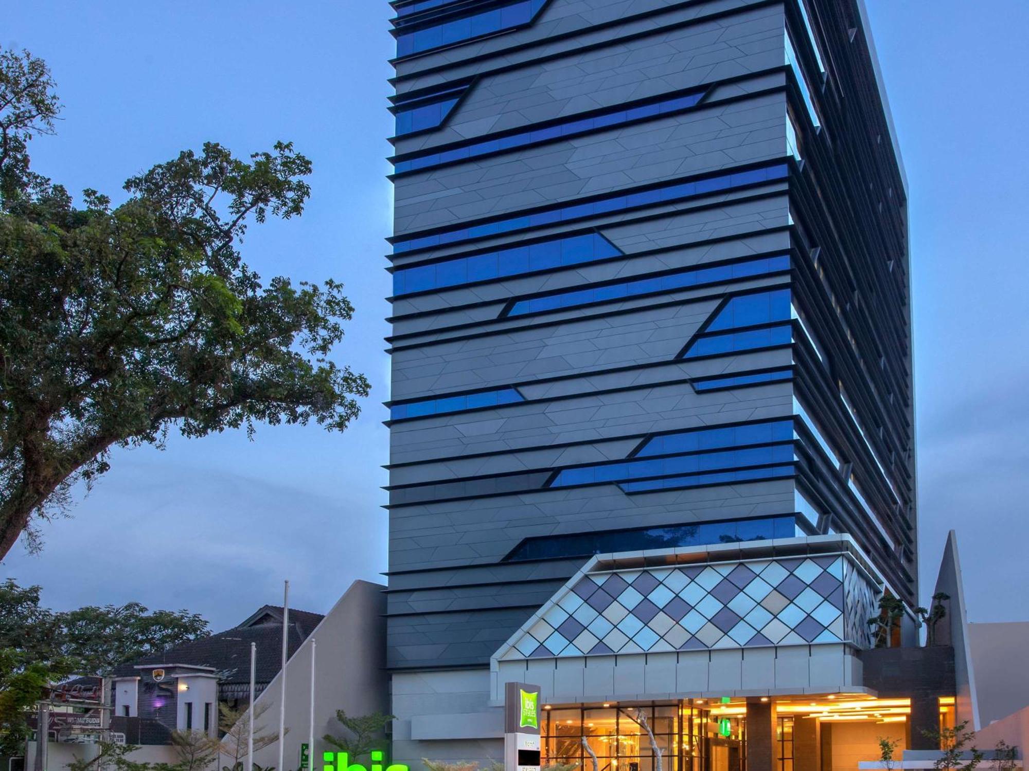 Ibis Styles Medan Pattimura Buitenkant foto